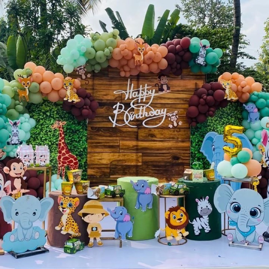 Close-up of a jungle safari birthday backdrop in Hyderabad showing the balloon garland and Happy Birthday sign